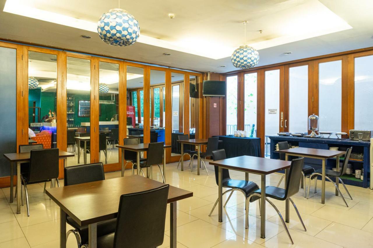 Reddoorz Plus Near Blok M Square Hotel Jakarta Kültér fotó